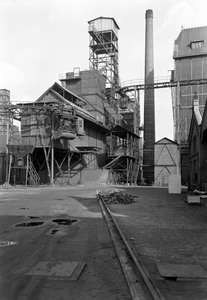 821198 Gezicht op de cokesverdeling, de cokesblusinstallatie en de schoorsteen van de Gemeentelijke Gasfabriek ...